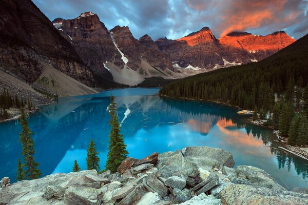 Paysage de lac bleu de montagne