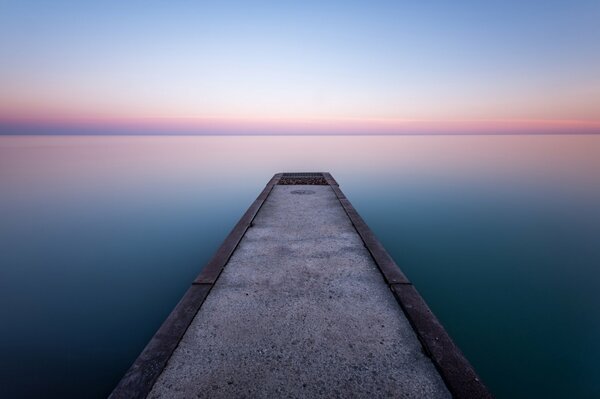 Beau lac. Soirée Canada. Ciel horizontal