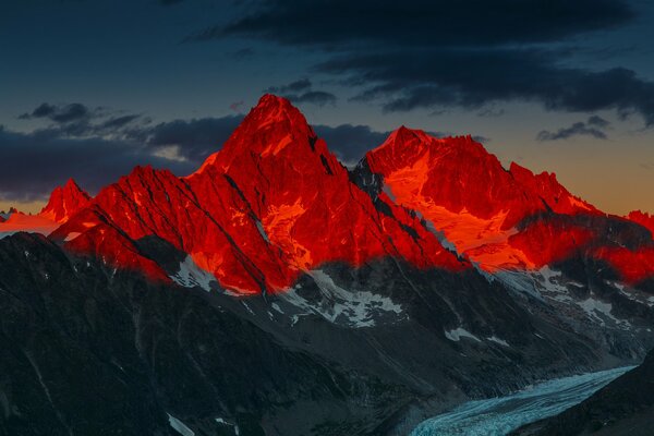 Berg vor Sonnenuntergang in den französischen Alpen