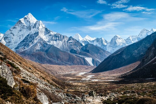 Sullo sfondo della valle si possono vedere enormi montagne innevate