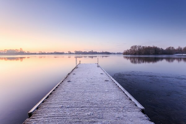 La surface de l eau en hiver en Angleterre