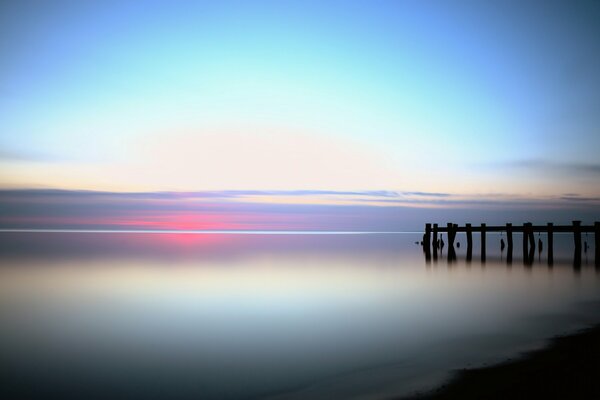 See und Himmel verschmelzen am Horizont