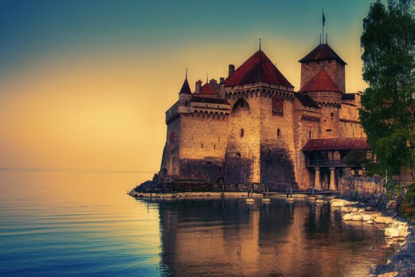 Vieux château au bord du lac