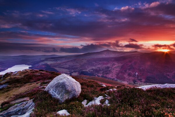 Sommet de la montagne irlandaise noyé dans le soleil