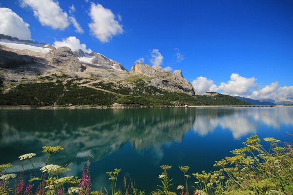 Berge, die sich in der Spiegelfläche des Sees widerspiegeln