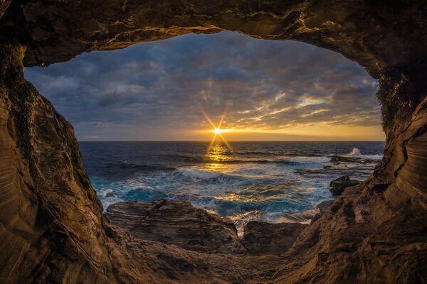 L alba sopra la superficie del mare che vediamo dalla roccia