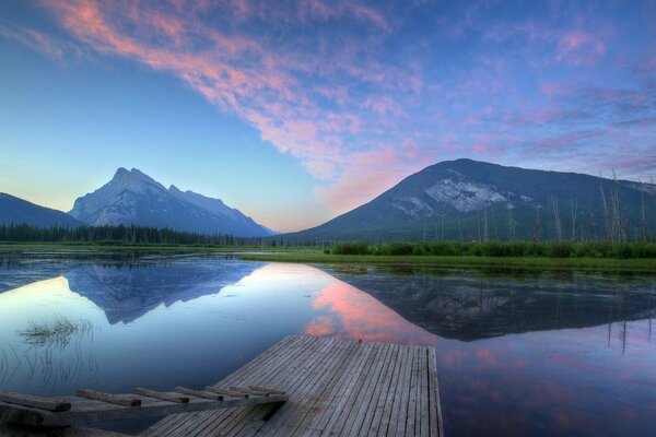 Montagnes comme dans un miroir à la surface de l eau