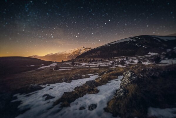 Sólo espacio-noche, montañas, nieve, invierno