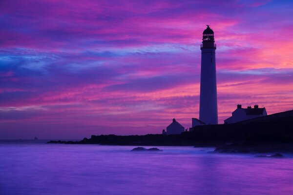 Phare au crépuscule violet