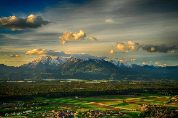 Paesaggio del panorama di montagna della natura