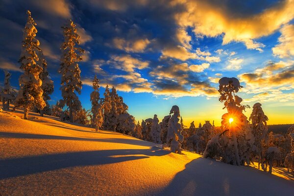 Winterberg mit orangefarbenem Schnee vor Sonneneinstrahlung