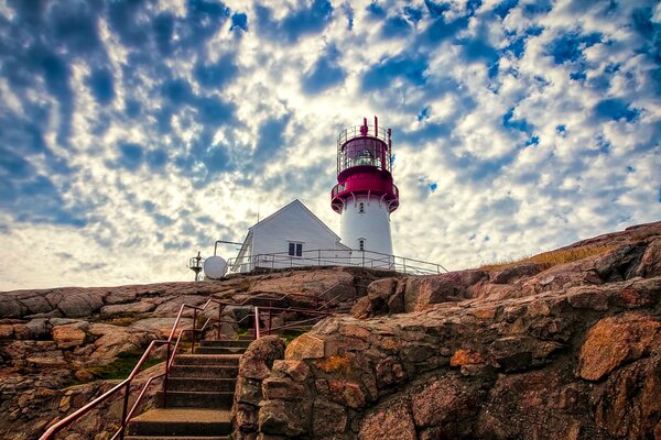 Eine Treppe führt zum Leuchtturm in Norwegen