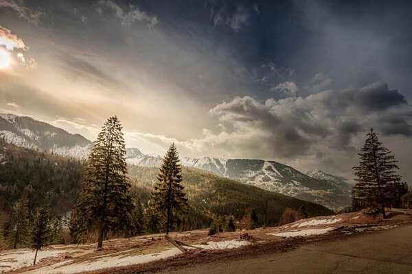 Die Landschaft eines schneebedeckten Berghangs im Morgengrauen