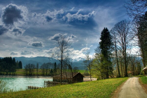 Haus am See. wolken am Himmel. neben dem Haus Straße