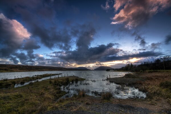 Loch Morne am Abend in Irland