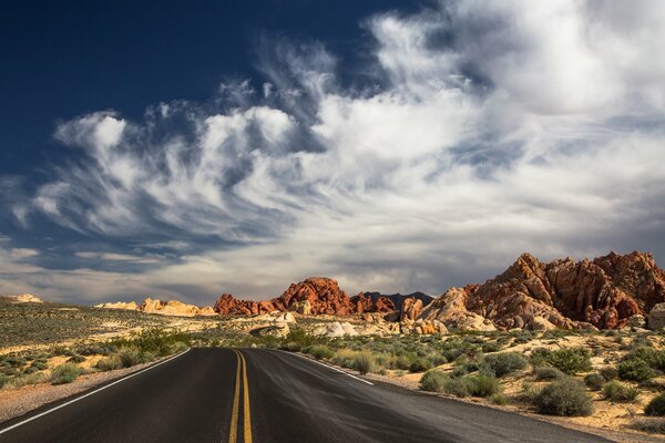 Las Vegas Road est divisé en deux types de désert et la vallée de feu