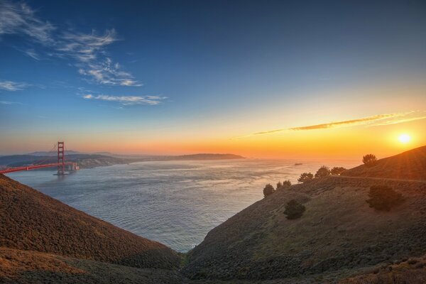 Un bel paesaggio. Mare e sabbia. Bellissimo tramonto. Goldengate