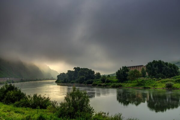 Cielo prima della pioggia sullo sfondo del fiume