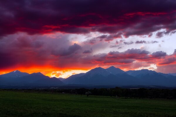 Le temps des sorcières dans l état américain du Colorado: soirée, coucher de soleil enflammé, ciel dans les nuages et les nuages