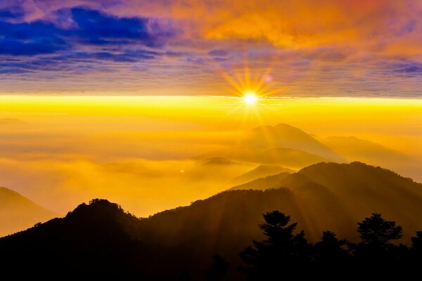 Hermosa puesta de sol en el paisaje de las montañas