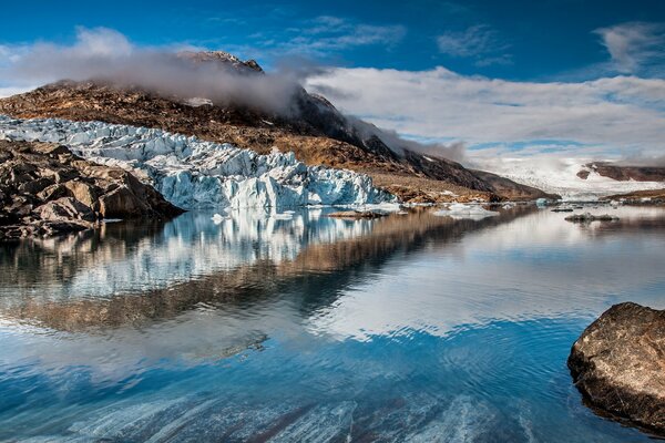 Groenlandia en hielo con agua azul cielo