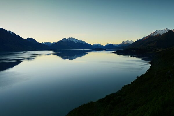 Ein See in Neuseeland mit Bergen