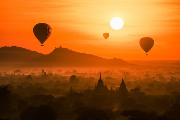 Vol de ballons au coucher du soleil