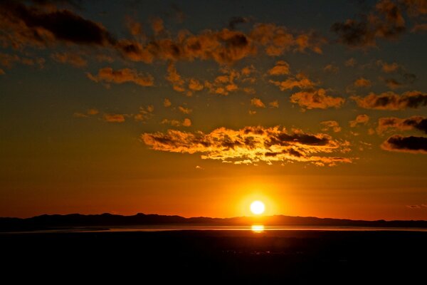 Puesta de sol junto al lago. Nubes, puesta de sol Naranja