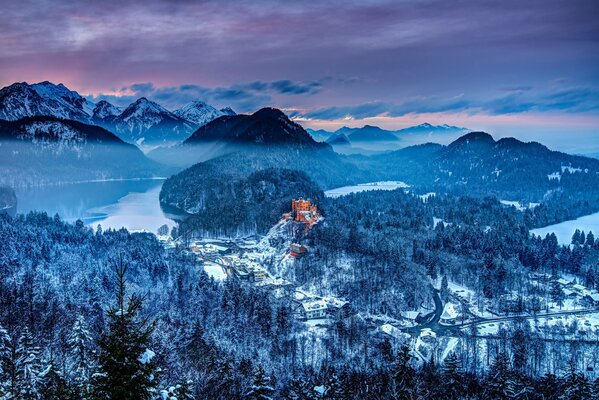 Cime delle montagne invernali in Germania