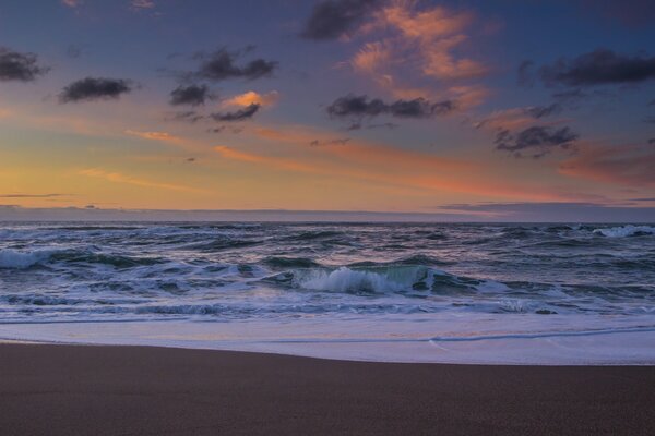 Sonnenuntergang Himmel über dem Sandstrand