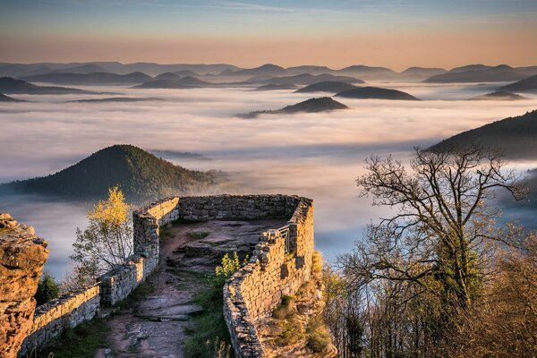 Der Nebel hat alles bedeckt, nur die Burgruine und ein paar Hügel sind zu sehen