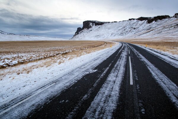 Route d hiver vers les montagnes sombres