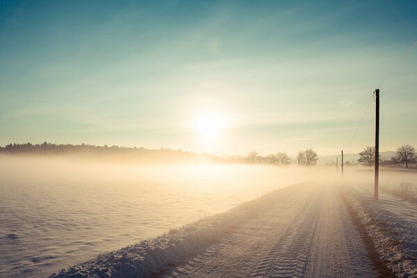 Route enneigée au soleil d hiver