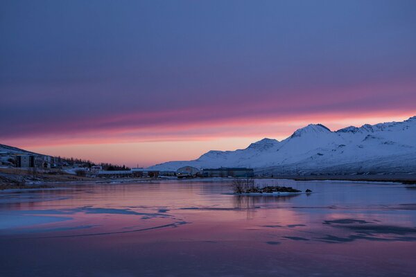 Eisiger See in Island Sonnenuntergang