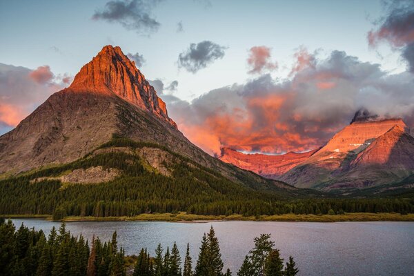 Amanecer en las montañas, donde hay un bosque y un lago