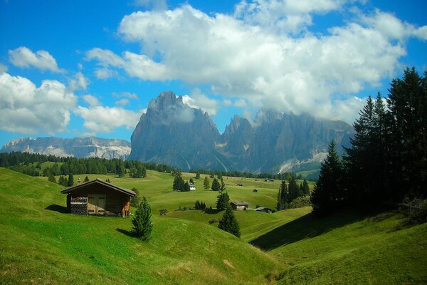 Maison solitaire sur fond de montagnes