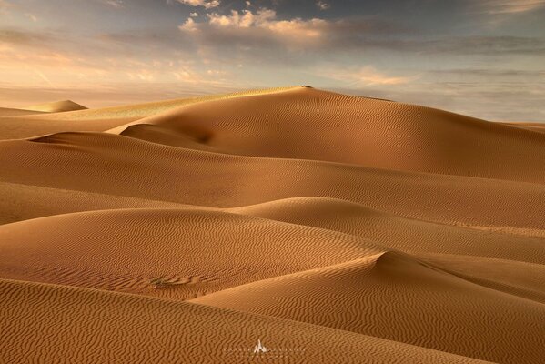 Dune di sabbia contro il cielo blu