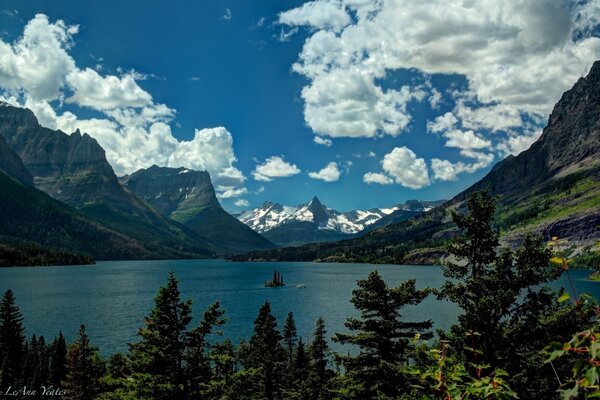 Lac bleu au milieu des hautes montagnes