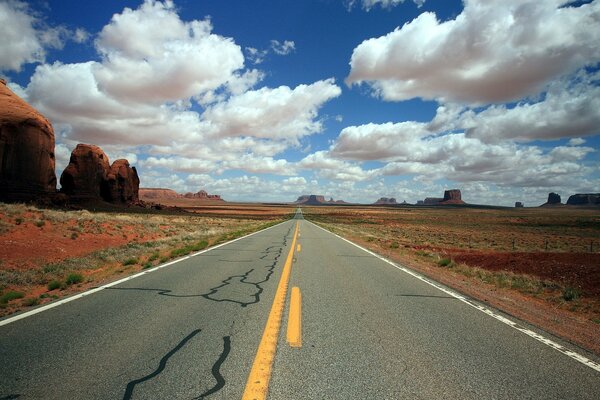 Endlose Straße unter den Wolken nach Amerika