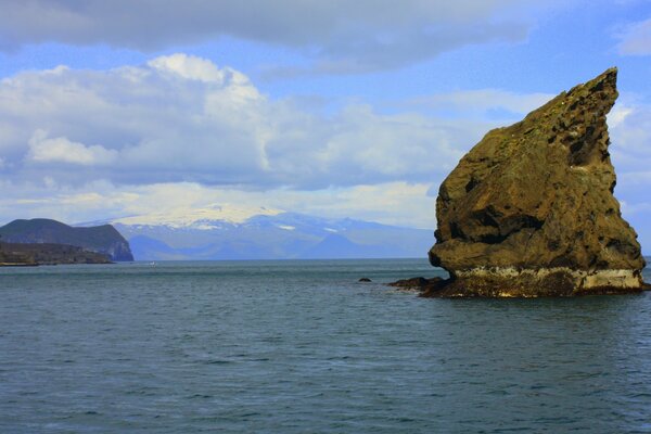 Einsamer Felsen im Meer