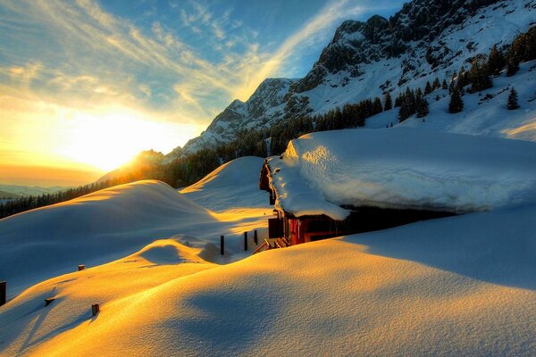 Tramonto a Nizza in inverno con una casa spolverata