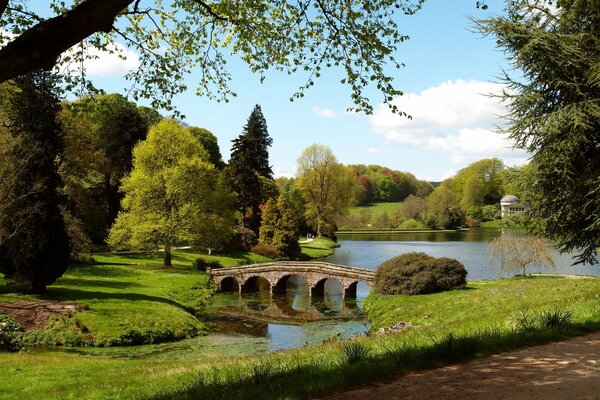 Schöne gewölbte Brücke über einen See in England