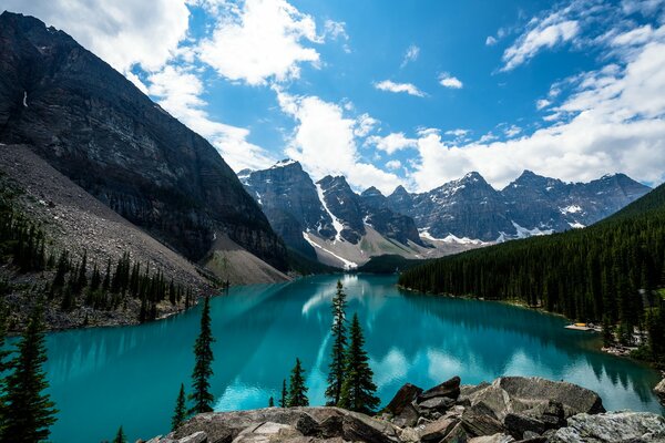 El turquesa lago Moraine en las montañas de Canadá