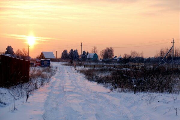 Lever du soleil en hiver dans un village de vacances