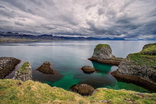 See in Island mit endlosem Himmel