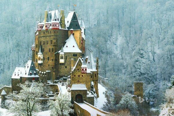 Castello di Eltz sul pendio delle montagne nella foresta di POZ da Neve Virsch Germania