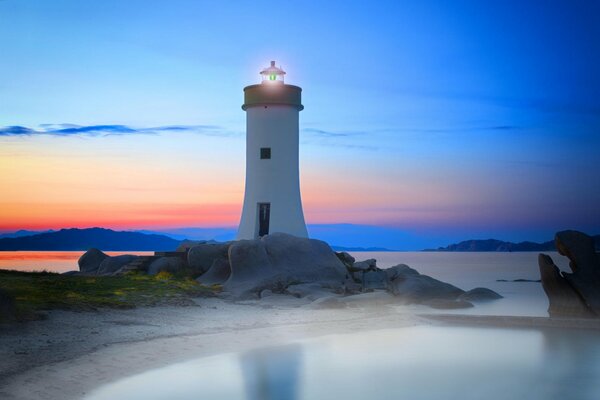 Faro sobre el cielo azul en Cerdeña, Italia