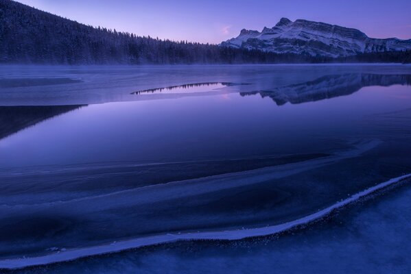 Ungewöhnliche Eisfarbe am See