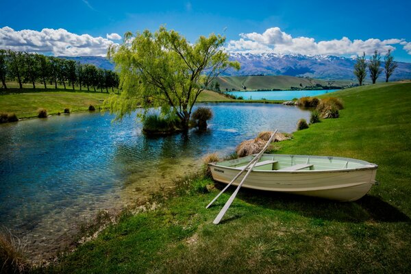 Barco en la orilla del río