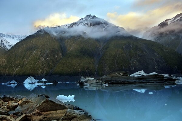 Bellissimo paesaggio con lago e montagne